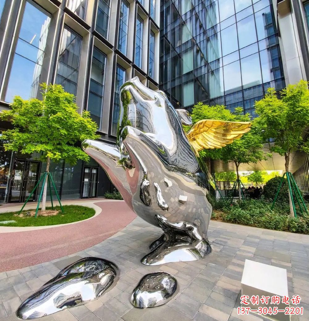 宁夏猪雕塑-酒店门口一只带翅膀不锈钢镜面猪雕塑